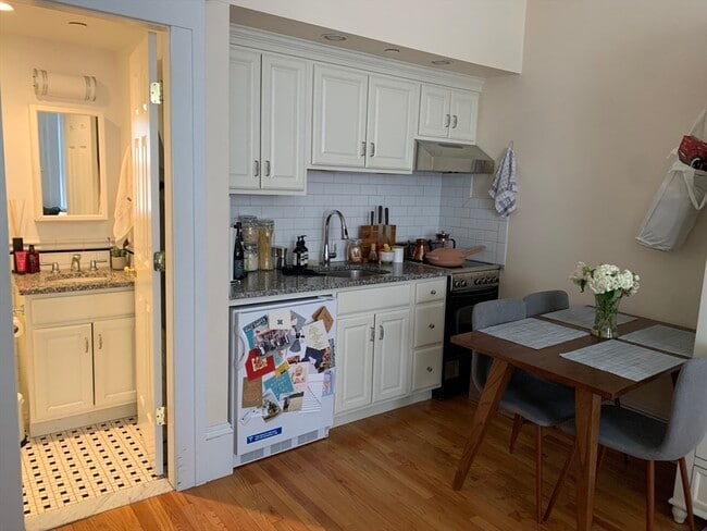 Building Photo - 105 Pinckney St Unit 2