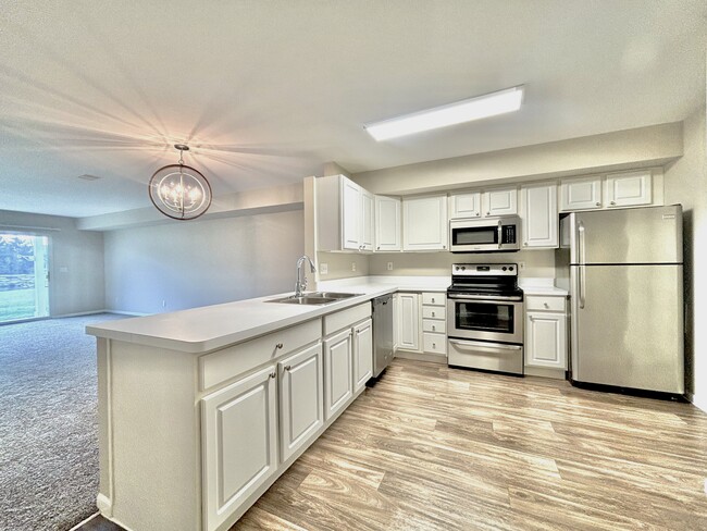 White Kitchen Cabinets - Keystone Lake Apartments