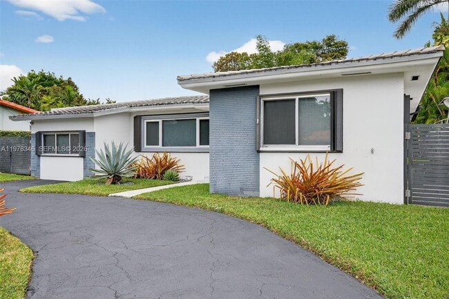 Photo - 425 NE 114th St