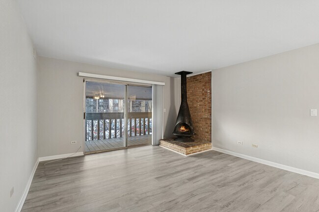 Photo - 6185 Pinewood Ct Unidad 202