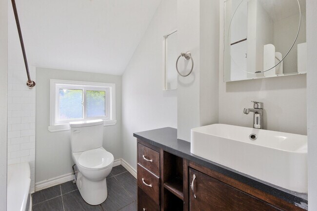 Photo - 84 McLachlin St S