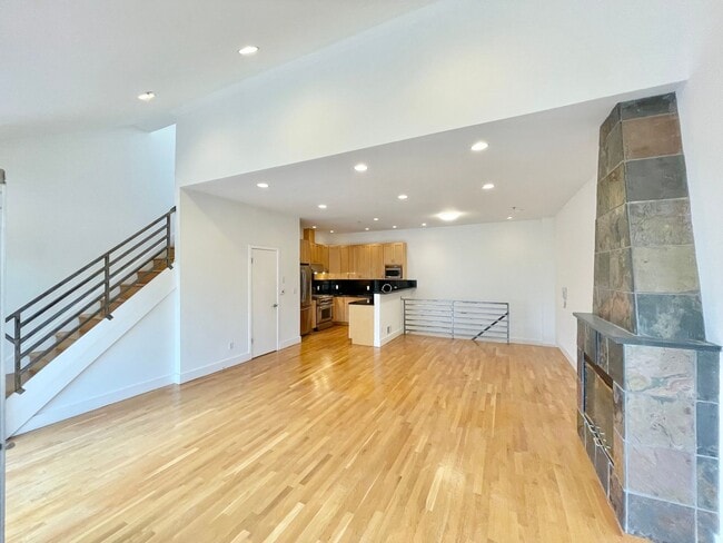 Building Photo - Prime Noe Valley 3 Level Condo w/2 car Garage, Rooftop Deck - Elizabeth @ San Jose