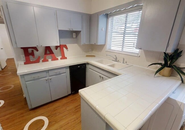 Photo - 3011 Whitis Ave Unidad 204