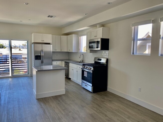 4557 Pickford St Unit 4559 1/2