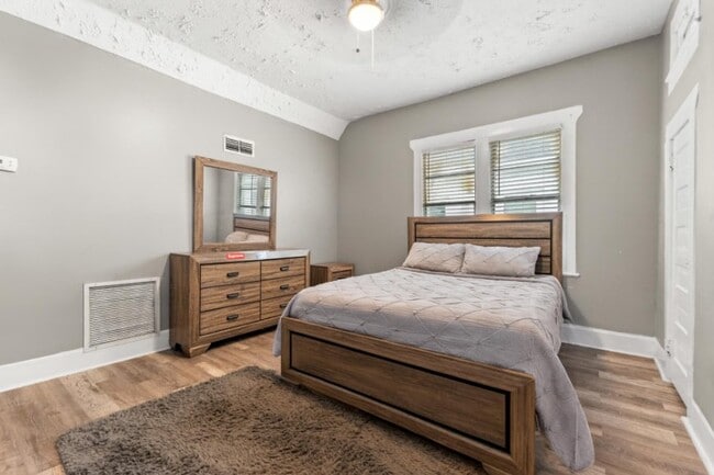 Building Photo - 1259 Hart St