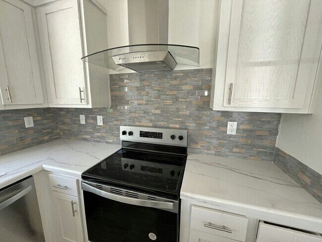 Photo - 5644 Woodford St