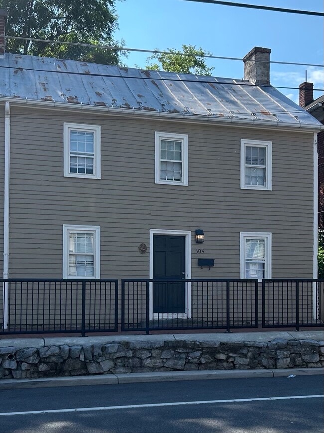 Building Photo - 304 S Kent St Rental