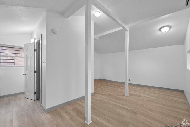 Building Photo - 302 E Cevallos Unit 3 Rental