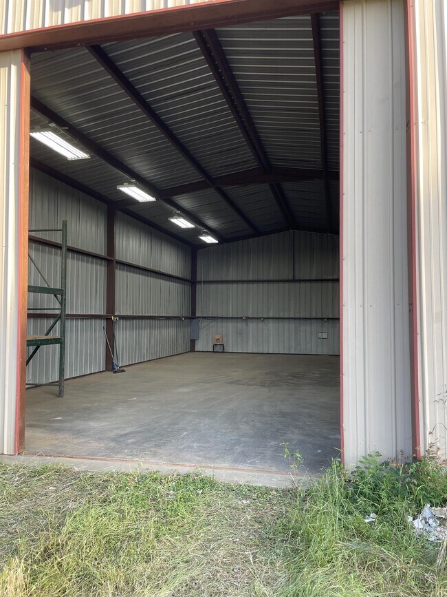 Building Photo - 2313 Vineyard Creek Rd Unit Shop