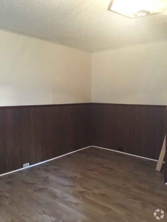 Building Photo - 168 E Pomfret St Rental