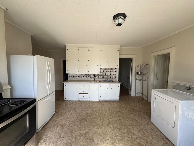 Building Photo - 932 Lisbon St Unit #2