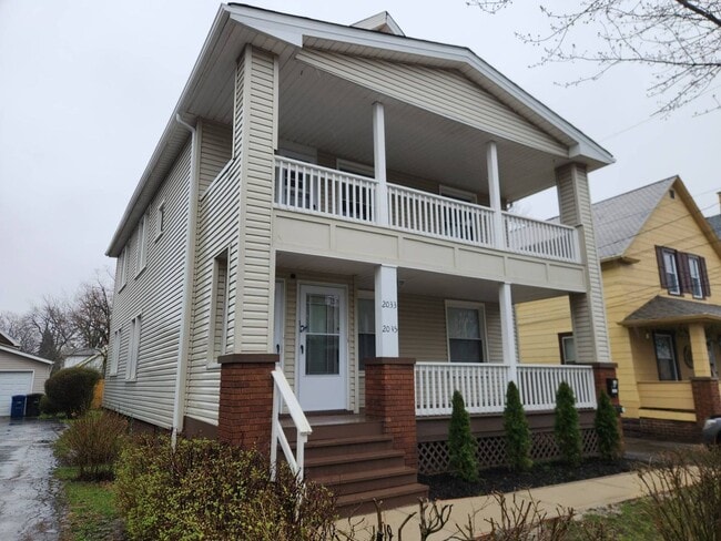 Building Photo - 2033 Robin St Unit UP