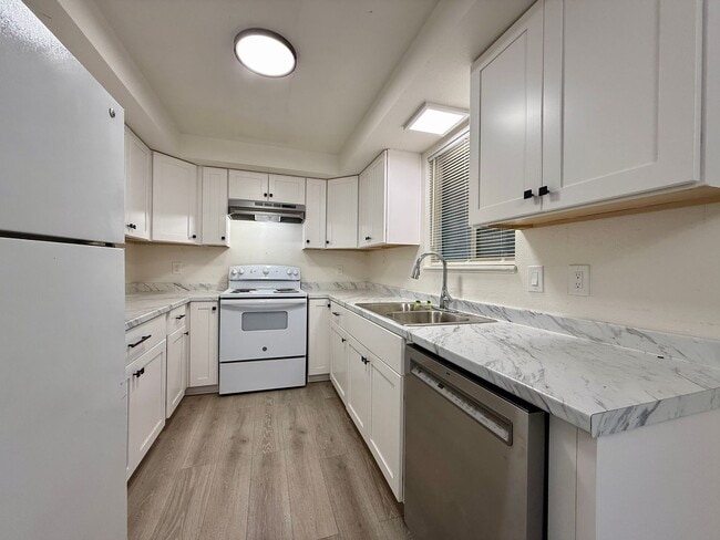 Building Photo - SCHEDULE A TOUR TO VIEW THIS STUNNING NEWLY RENOVATED HOME IN REDMOND!!