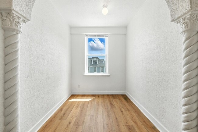 Building Photo - 26 E 14th St Unit 506