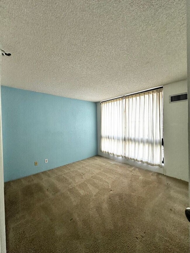Photo - Waikiki - Liliuokalani Gardens-1BR 1 BA Co... Unit 1916