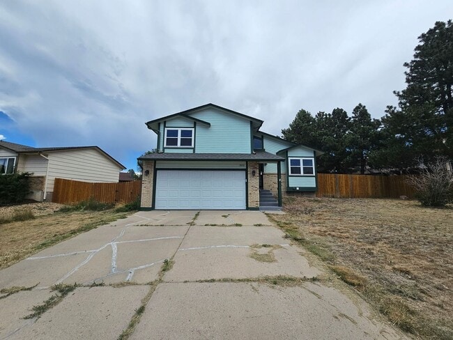Building Photo - 4 Bed 3 Bath Home in 80911!