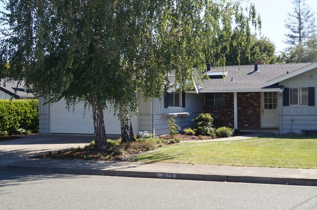Building Photo - 1028 Sanders Dr