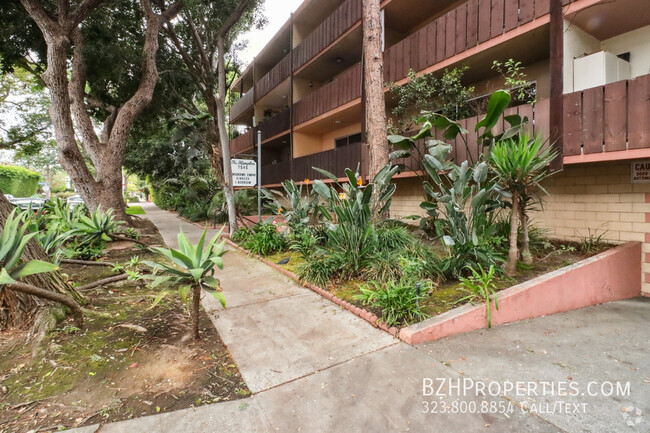 Building Photo - Updated 1Bedroom 1Bathroom With Massive Pa... Unit 110 1/2 Rental