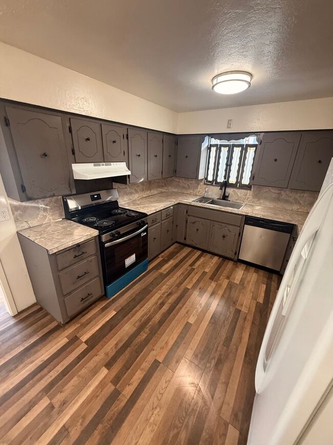 Photo - Charming 2 Bed 1 Bath Close to downtown and 1.9 miles to Sky Lakes Medical Center and Oregon Tech