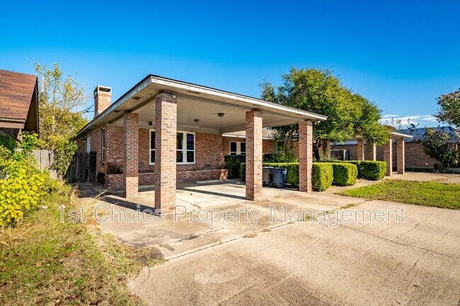 Building Photo - 4304/4306 SW Loop 820