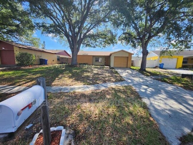 Building Photo - 905 Old Field Dr