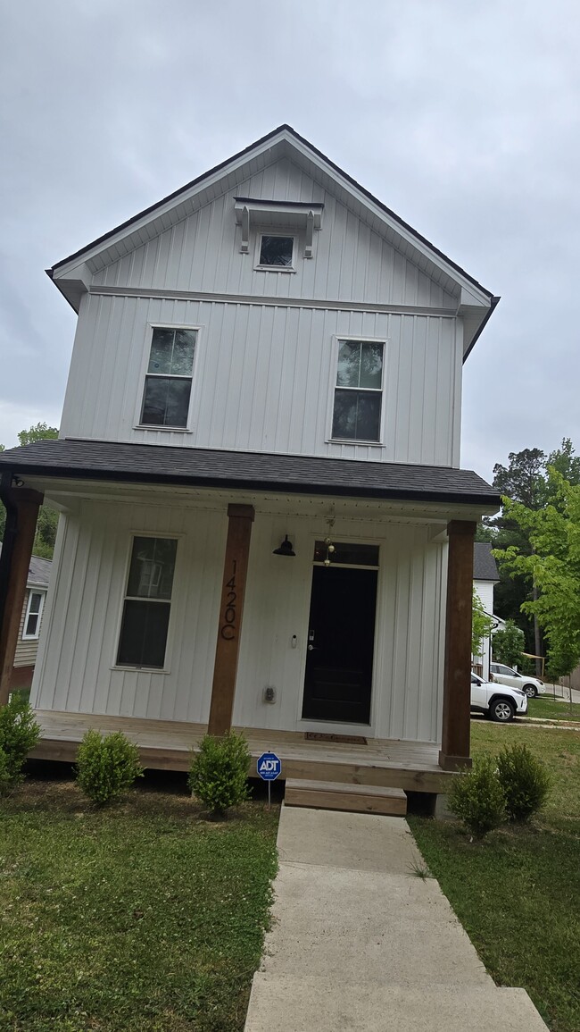 Building Photo - 1420 Maplewood Dr Unit #C