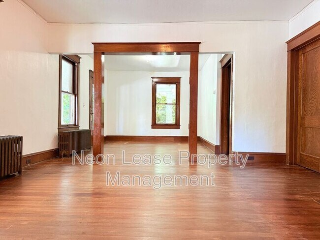 Photo - 303 E 6th St Unit B