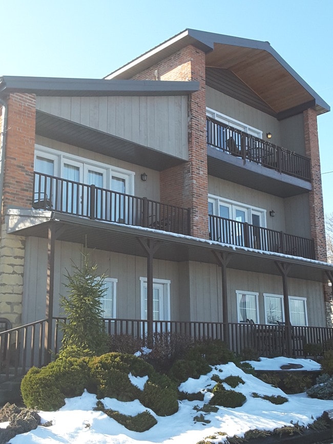 Fully Furnished Apartment with  Riverview - 125 Water St Unit River View