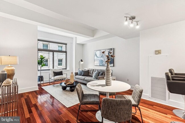 Building Photo - 1500 Chestnut St Unit 14E