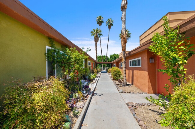 Twin Palms Apartments Pathway - Twin Palms Apartments