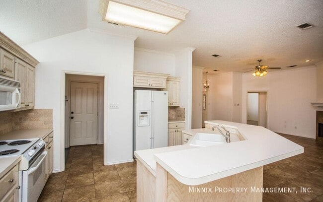 Photo - 3305 103rd St