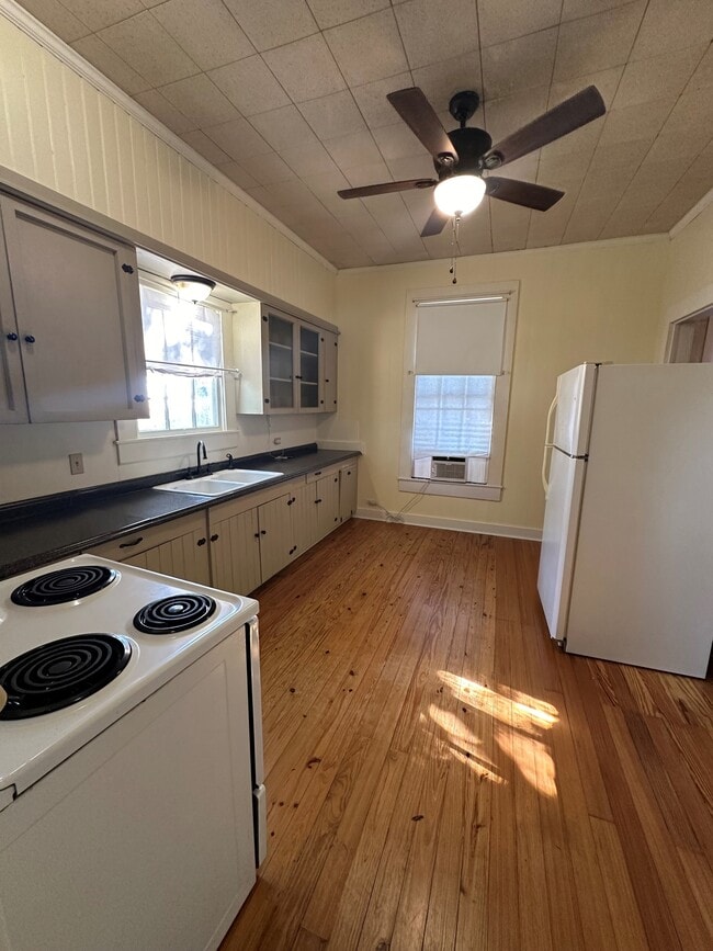 Photo - 213 N Brazos St