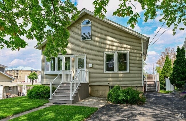 Building Photo - 118 Lake St Rental