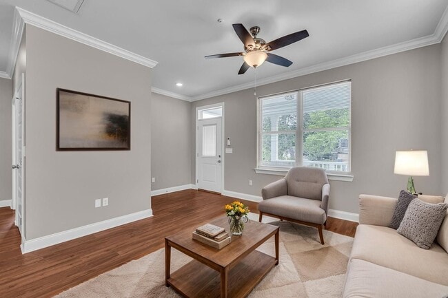 Photo - 702 Moore St