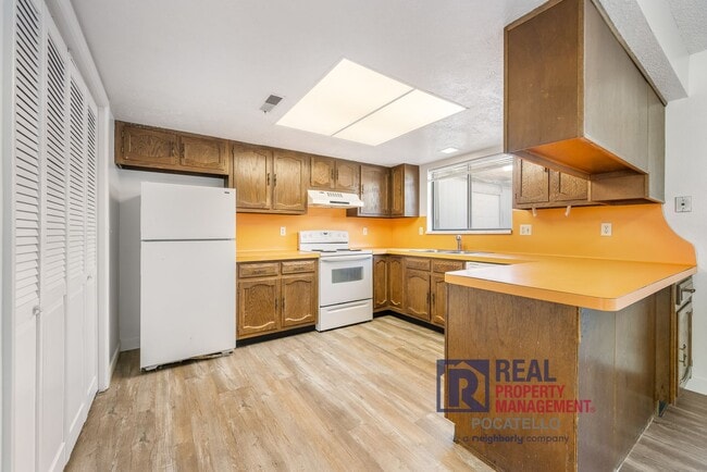 Photo - 3 bedroom 1.5 bath townhouse - 2 car carport