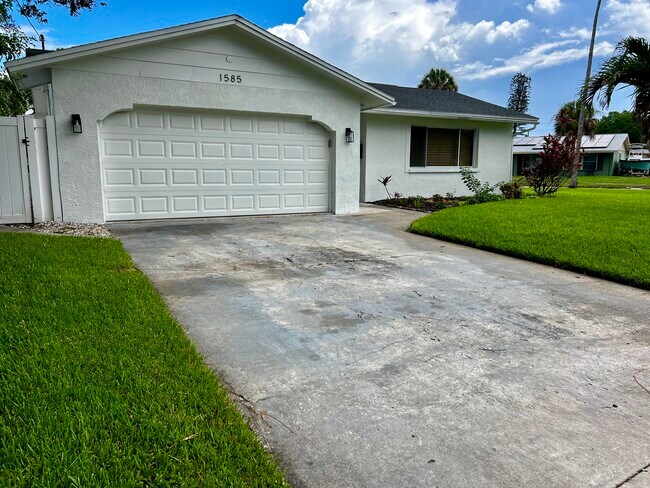 Photo - 1585 Pennsylvania Ave NE