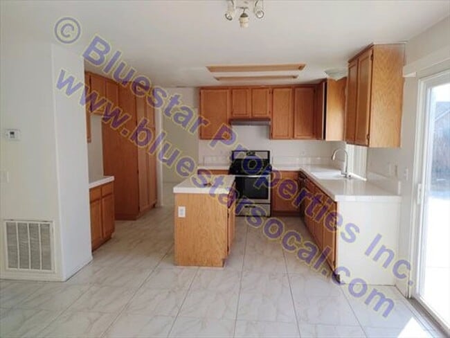 Photo - 6 bedroom home! Available Now!