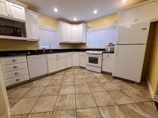 Photo - 3425 Owen St