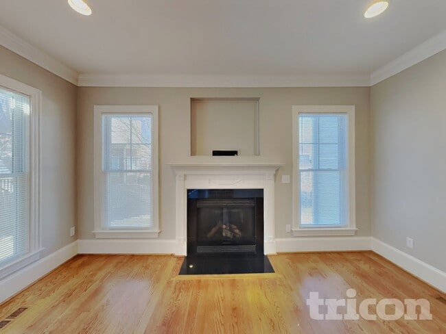 Photo - 415 Stranraer Ct