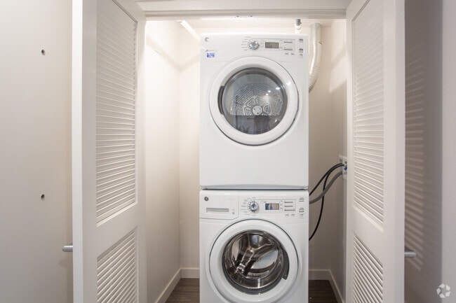 2BR, 2BA-941 SF