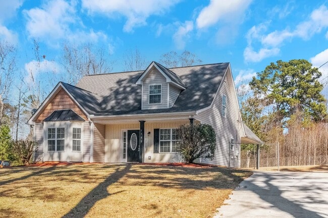 Building Photo - Adorable 3BR / 2Bath Home in Griffin! 1 Acre Lot!