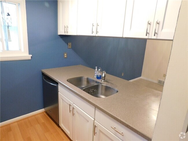 Building Photo - 447 Eastbrooke Ln Rental