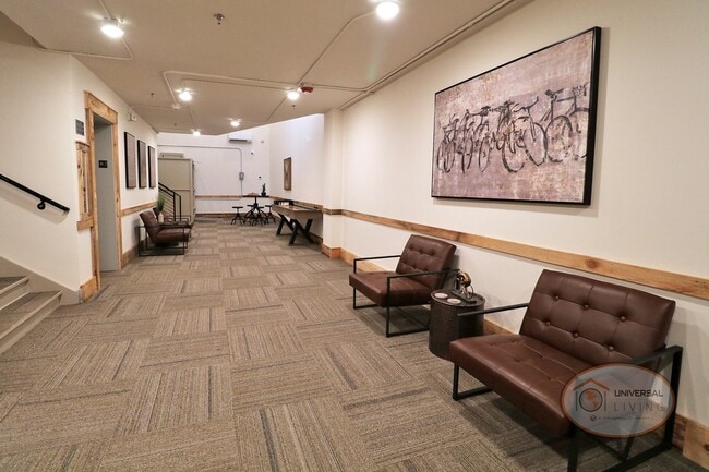 Lounge Area - The Henry on Main