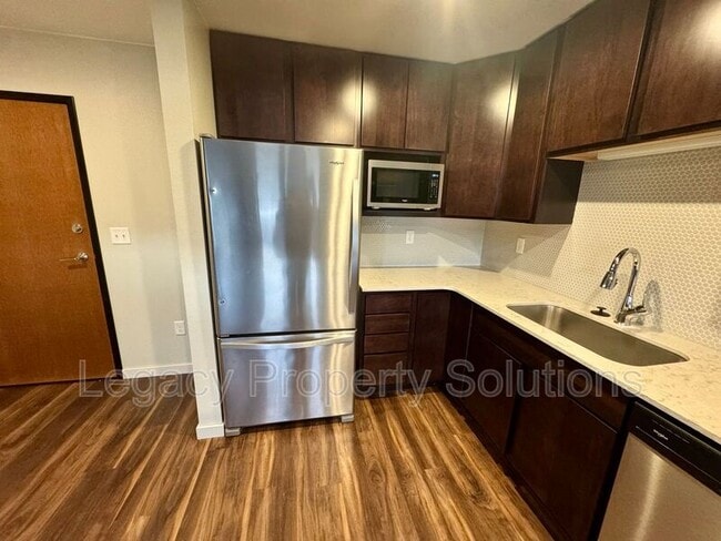 Photo - 208 E Greenfield Ln