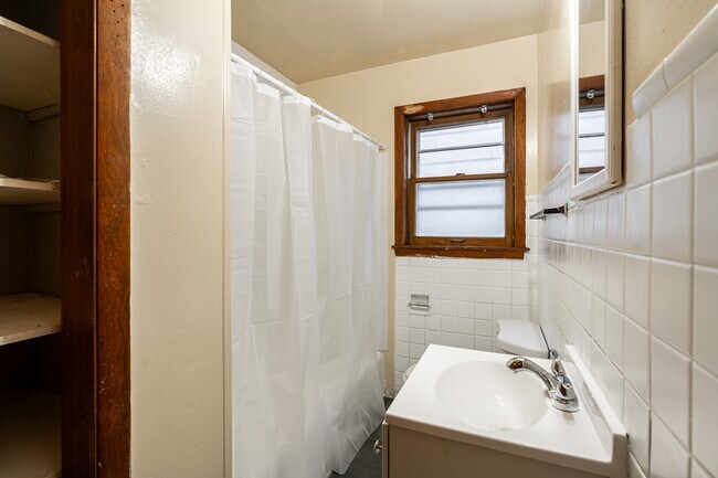 2365 S 7th St Unidad Lower Front