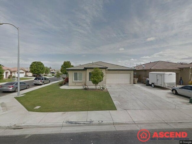 Building Photo - Lovely 5 Bedroom Home Near 99 Fwy!