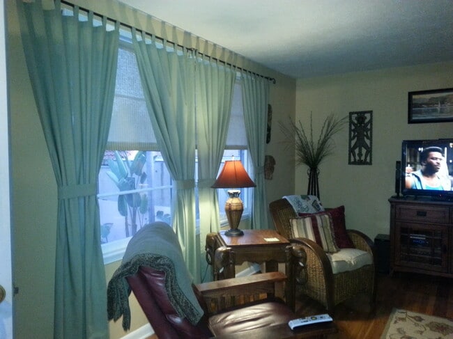 3637 1/2 Myrtle Ave Unit 3637.5 Myrtle Avenue