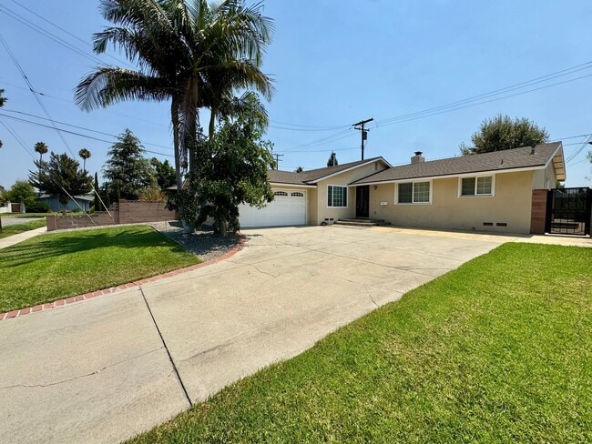 Building Photo - Beautiful 4 Bedroom 3.5 Bathroom Home in t...