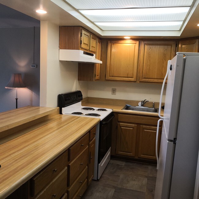 Kitchen - 808 Stratford Dr Unit 21