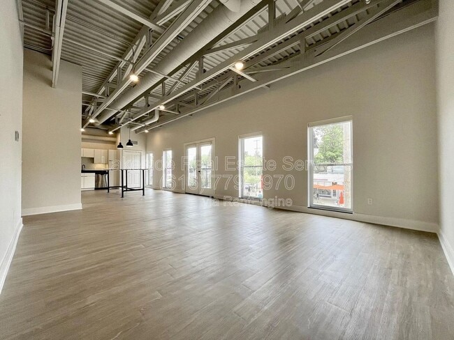 Photo - 708 Wealthy St SE Unidad H